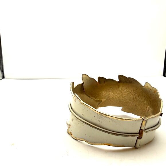 Vintage Cream Enamel Leaf Cuff Bracelet Hinged Gold Tone Statement Jewelry - Picture 3 of 7